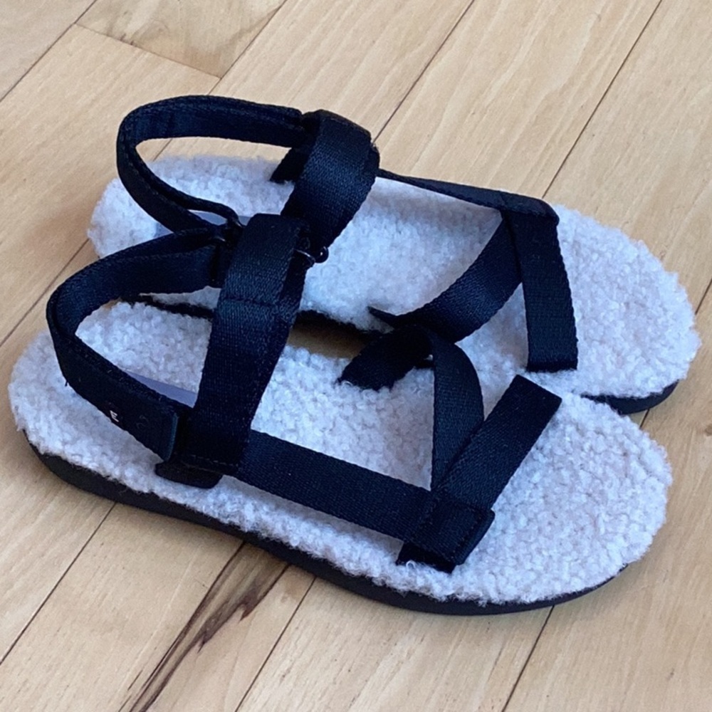 Everlane The Renew Teddy Sport Sandals. Black with cream Sherpa lining. Size 6 - Picture 4 of 15